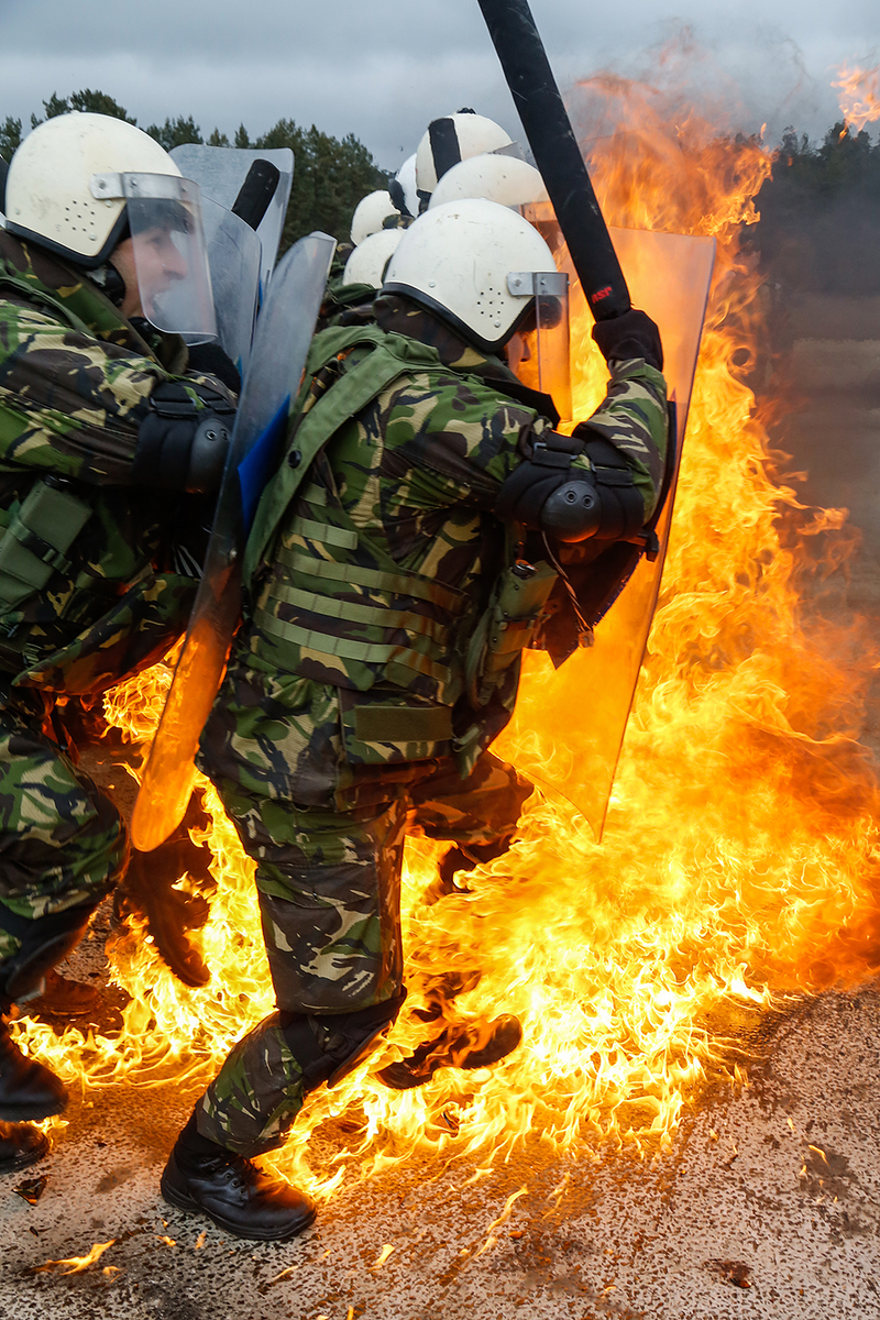 Illustration for article titled These Photos Of Soldiers Executing Fire Phobia Training Will Terrify You